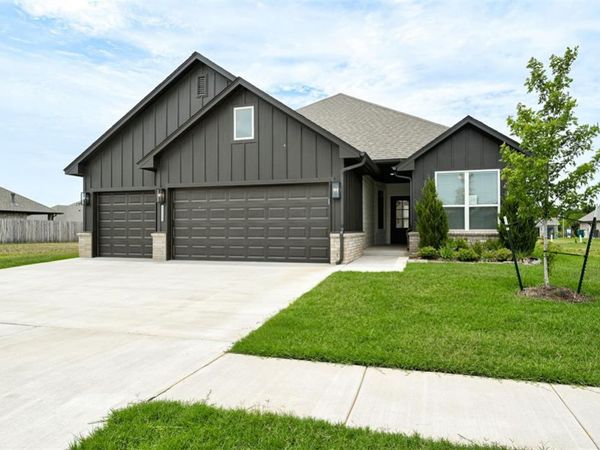 7713 Wilshire Woods Drive, Yukon, OK 73099