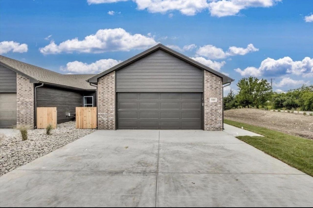 3207 E Thunder, Wichita, KS 67220 Main Photo