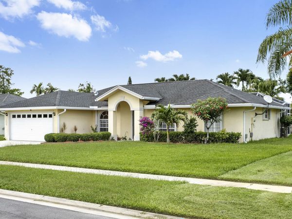 106 Venetian Lane, Royal Palm Beach, FL 33411