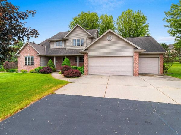 3386 HAWKEYE COURT, Suamico, WI 54313