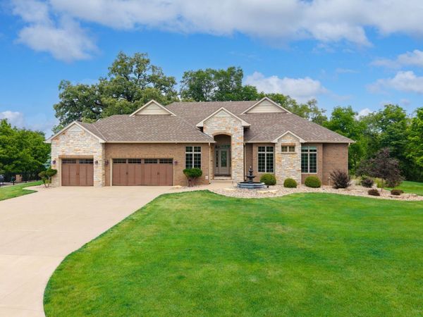 4580 Tanglewood Road , Bettendorf, IA 52722