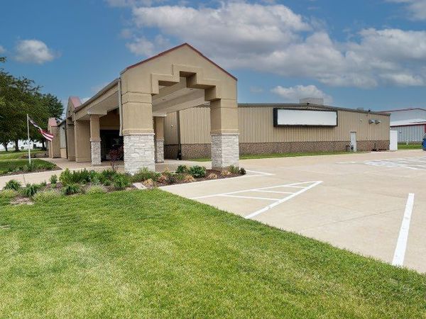 400 S 16th Avenue , Eldridge, IA 52748