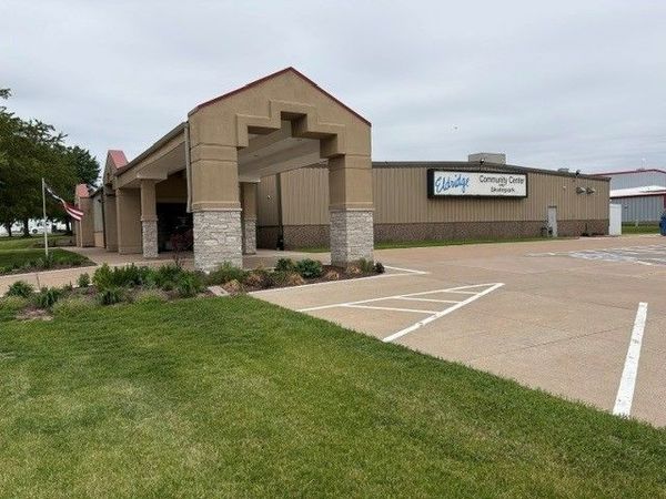 400 S 16th Avenue , Eldridge, IA 52748