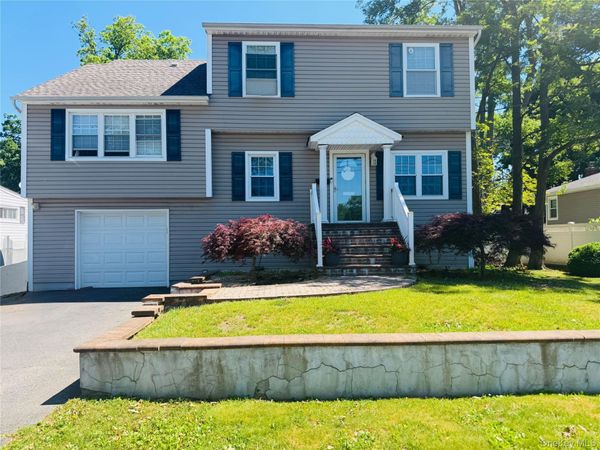 388 N Alleghany Avenue , Lindenhurst, NY 11757