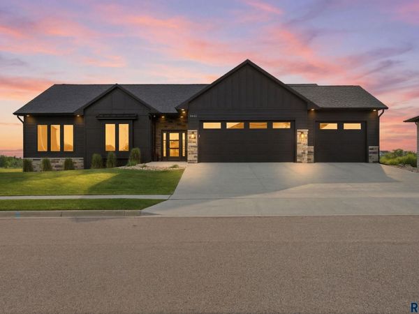 5443 W Colonial Ct, Sioux Falls, SD 57107