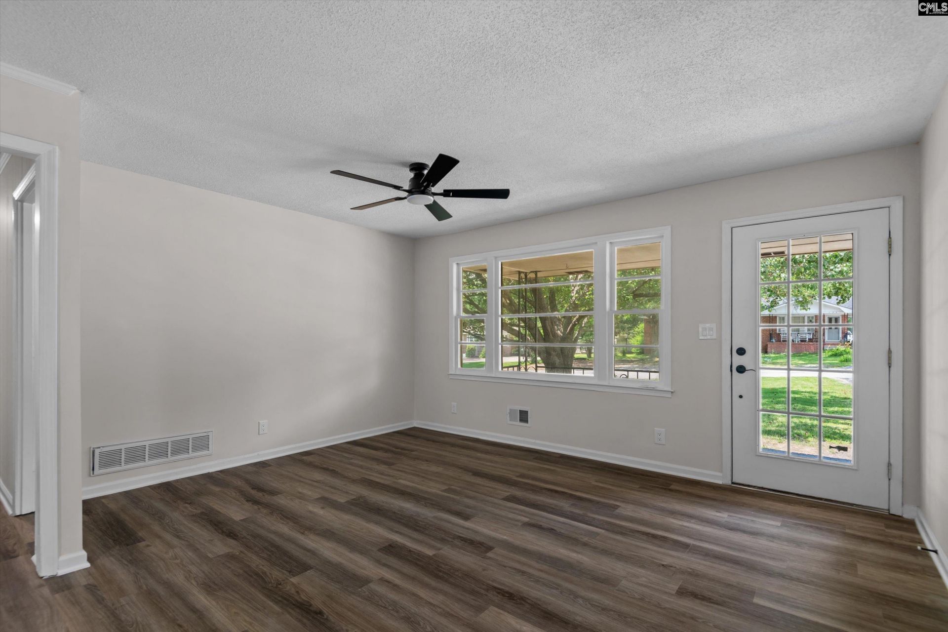 132 Fairlawn Court  Photo 4