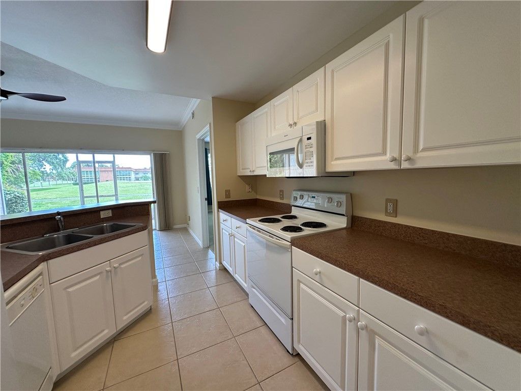 275 Grand Royale Circle, Unit 101, Vero Beach, FL 32962 Photo
