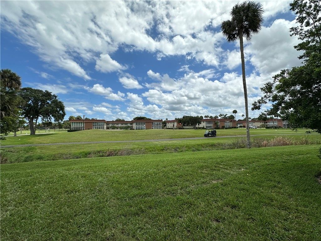 275 Grand Royale Circle, Unit 101, Vero Beach, FL 32962 Photo
