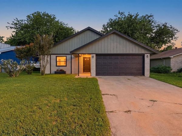 1727 W Doyle Street, Granbury, TX 76048