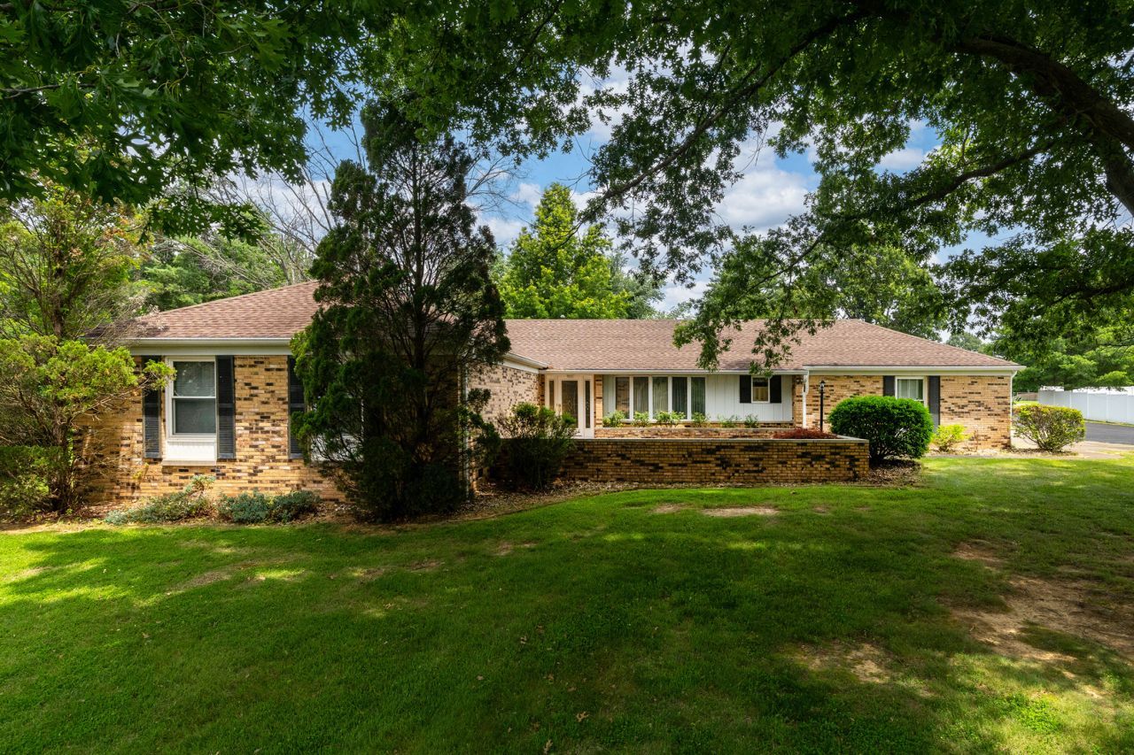 105 Woodlake Lane , Eldorado, IL 62930