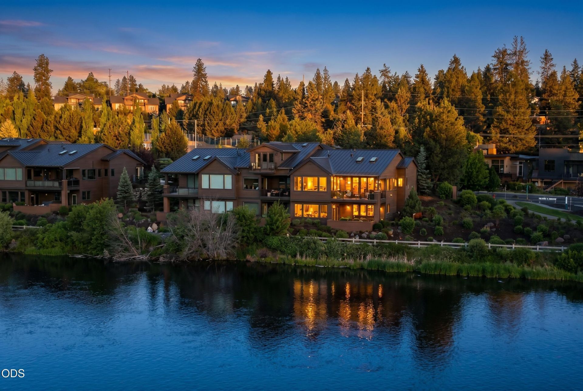 925 SW Theater Drive, Bend, OR 97702 Main Photo