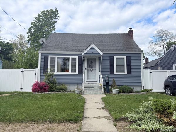 43 Bethpage Road , Copiague, NY 11726