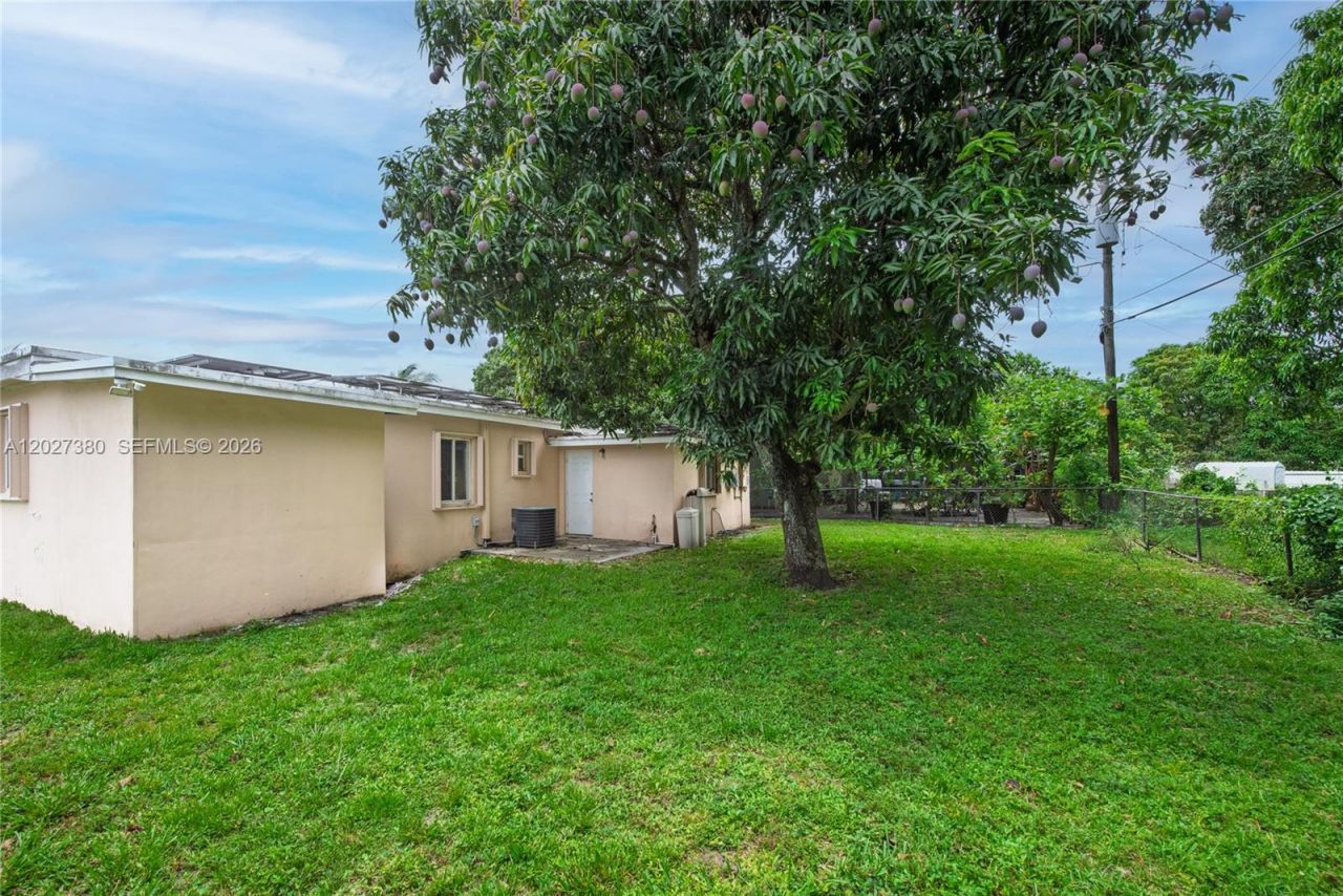 12741 Wood St, Miami, FL 33167 Photo