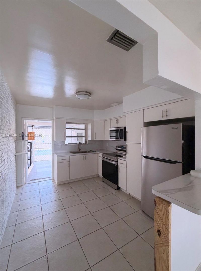 1077 SW 2nd St, Unit 2, Hallandale Beach, FL 33009 Photo