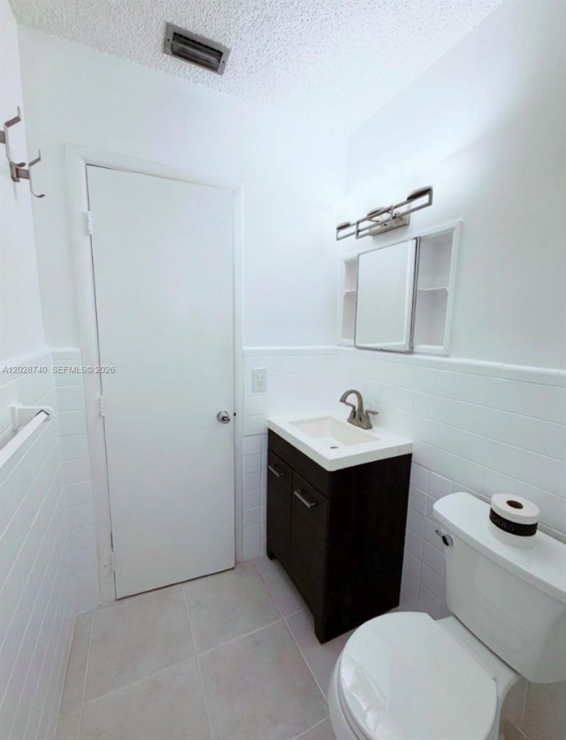 1077 SW 2nd St, Unit 2, Hallandale Beach, FL 33009 Photo