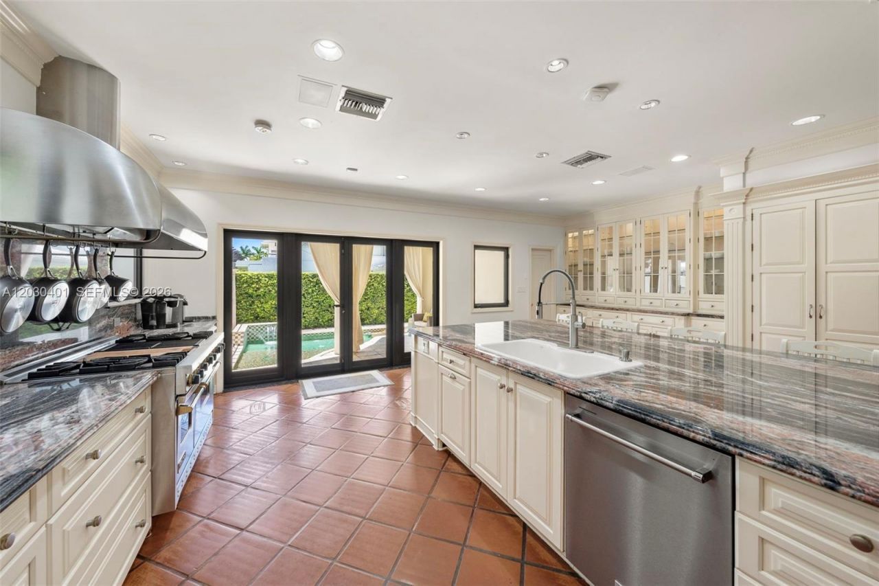 5860 Pine Tree Dr , Miami Beach, FL 33140 Photo