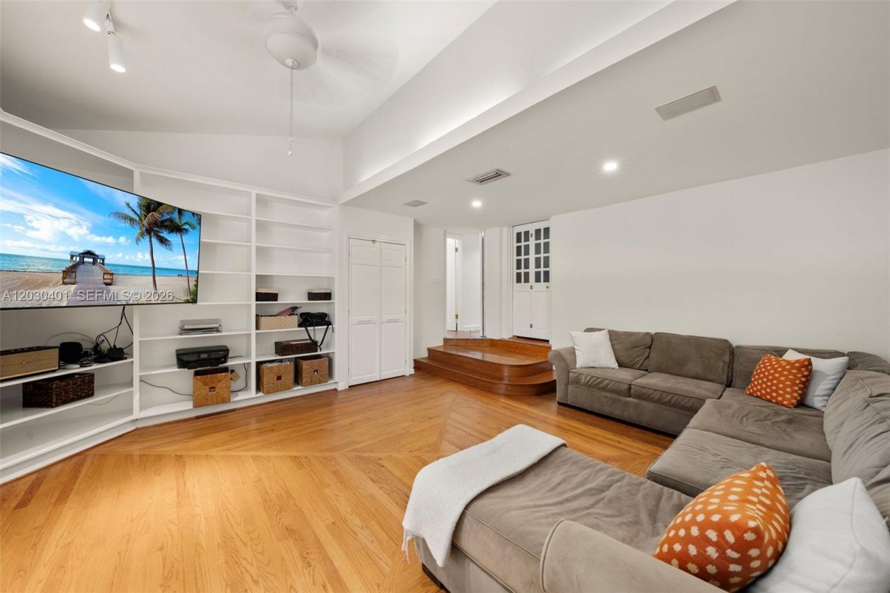 5860 Pine Tree Dr , Miami Beach, FL 33140 Photo
