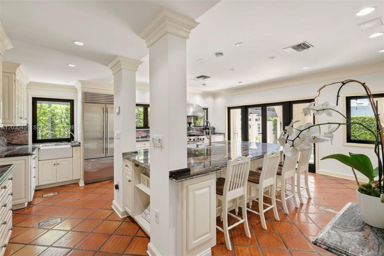 5860 Pine Tree Dr , Miami Beach, FL 33140 Photo