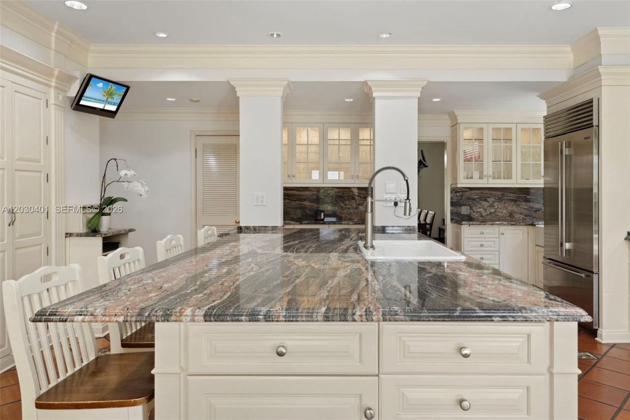 5860 Pine Tree Dr , Miami Beach, FL 33140 Photo