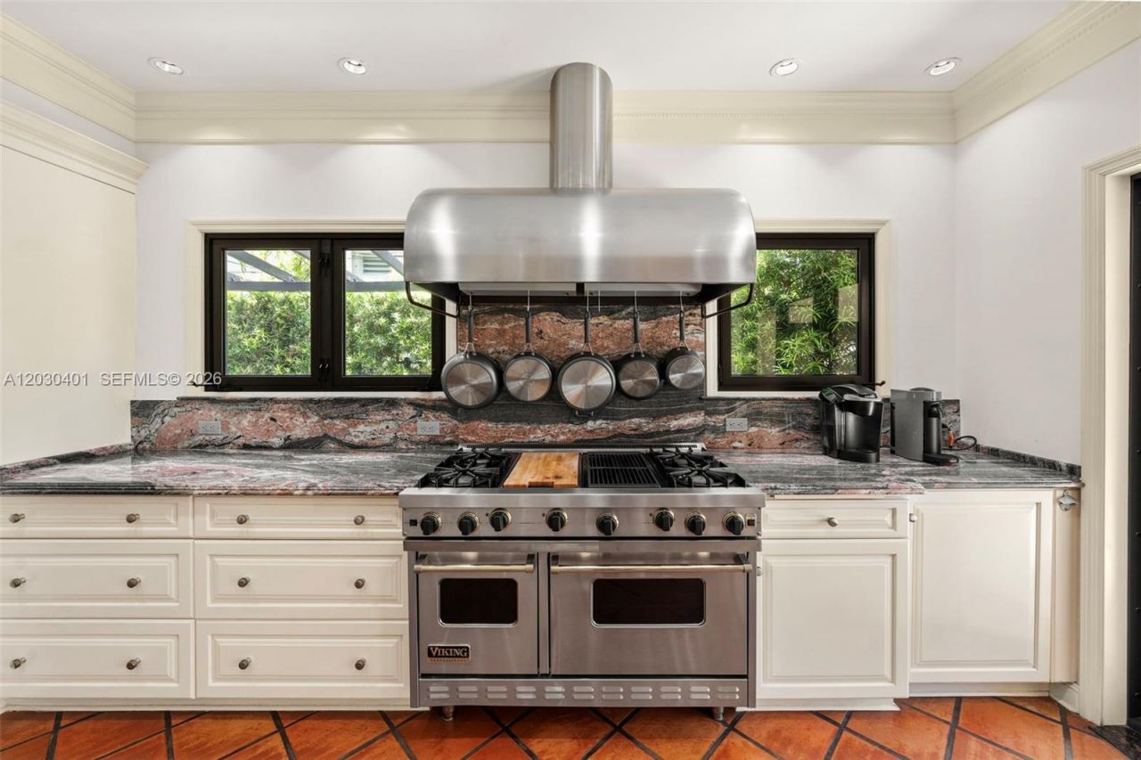 5860 Pine Tree Dr , Miami Beach, FL 33140 Photo