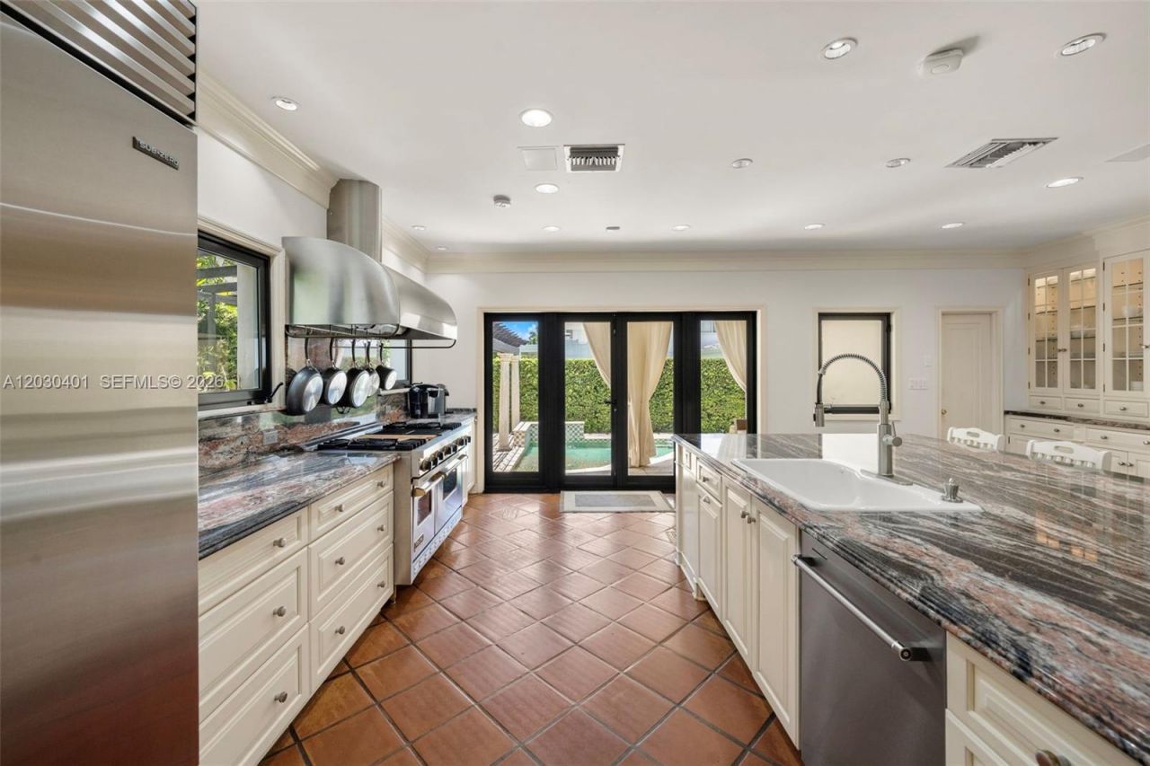 5860 Pine Tree Dr , Miami Beach, FL 33140 Photo