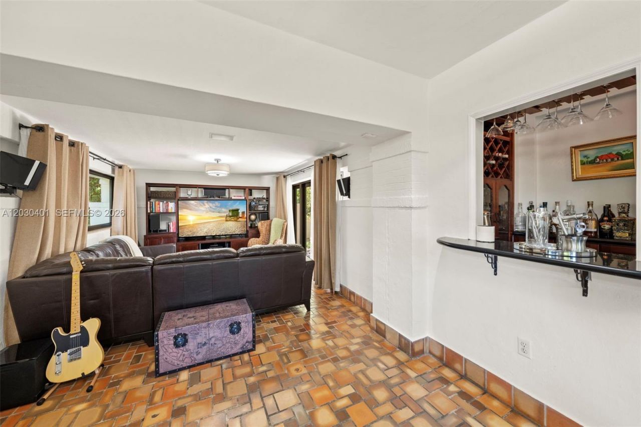 5860 Pine Tree Dr , Miami Beach, FL 33140 Photo