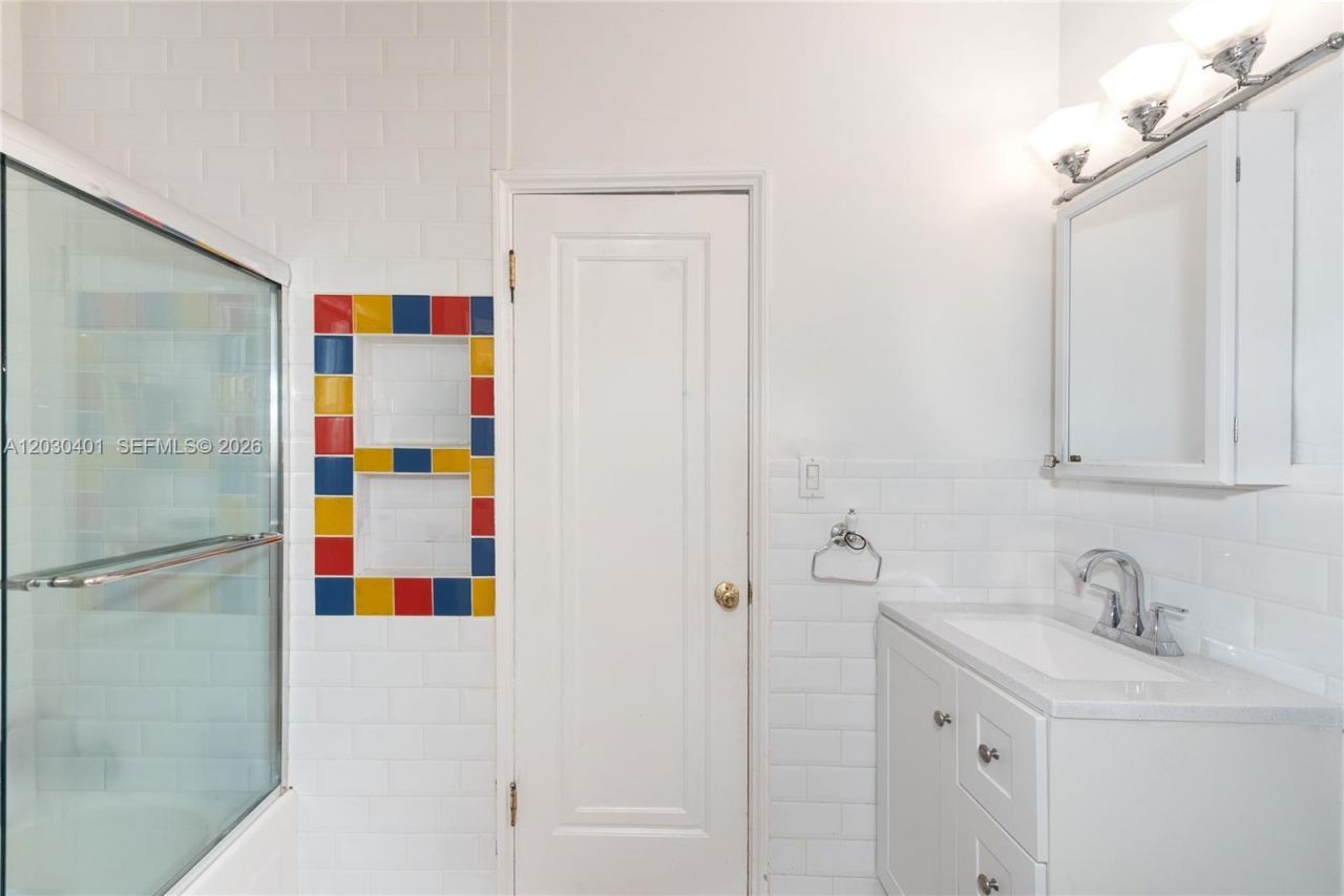 5860 Pine Tree Dr , Miami Beach, FL 33140 Photo