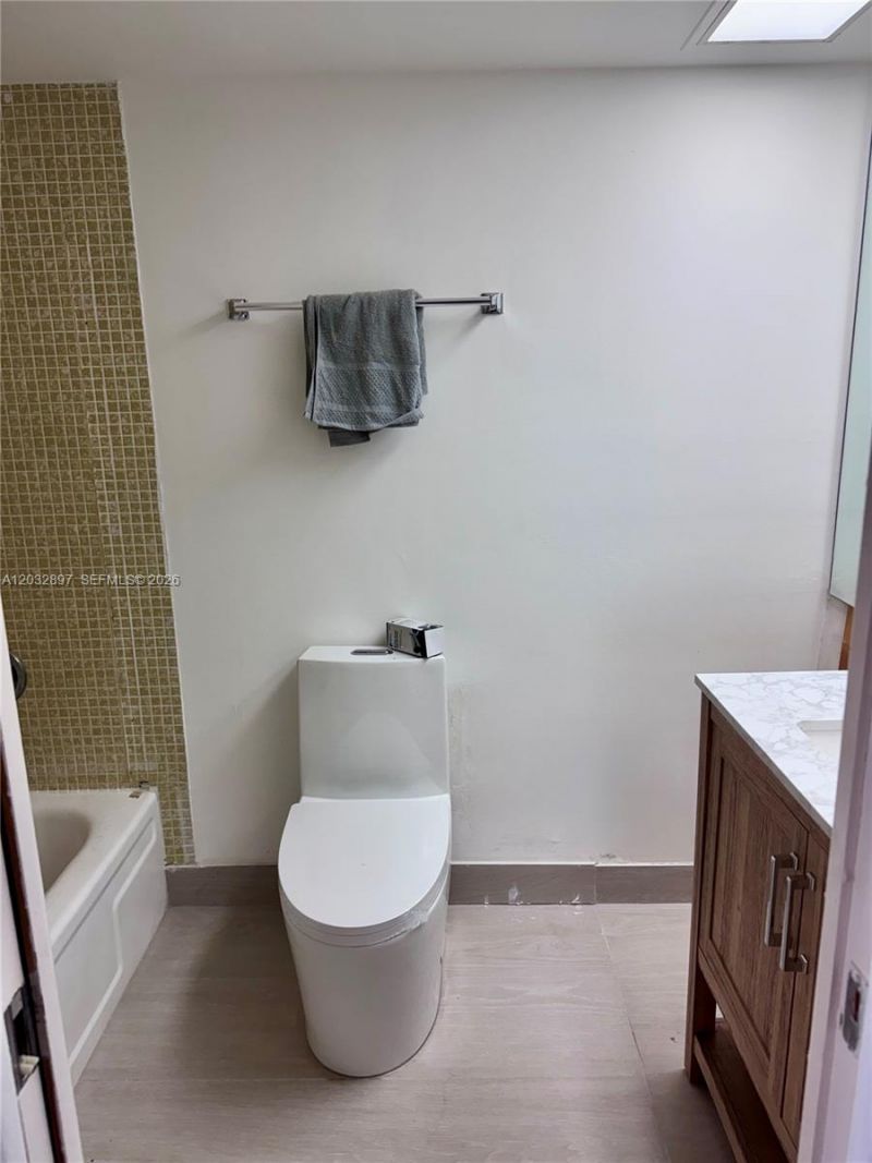 575 Oaks Ln , Unit 1008, Pompano Beach, FL 33069 Photo