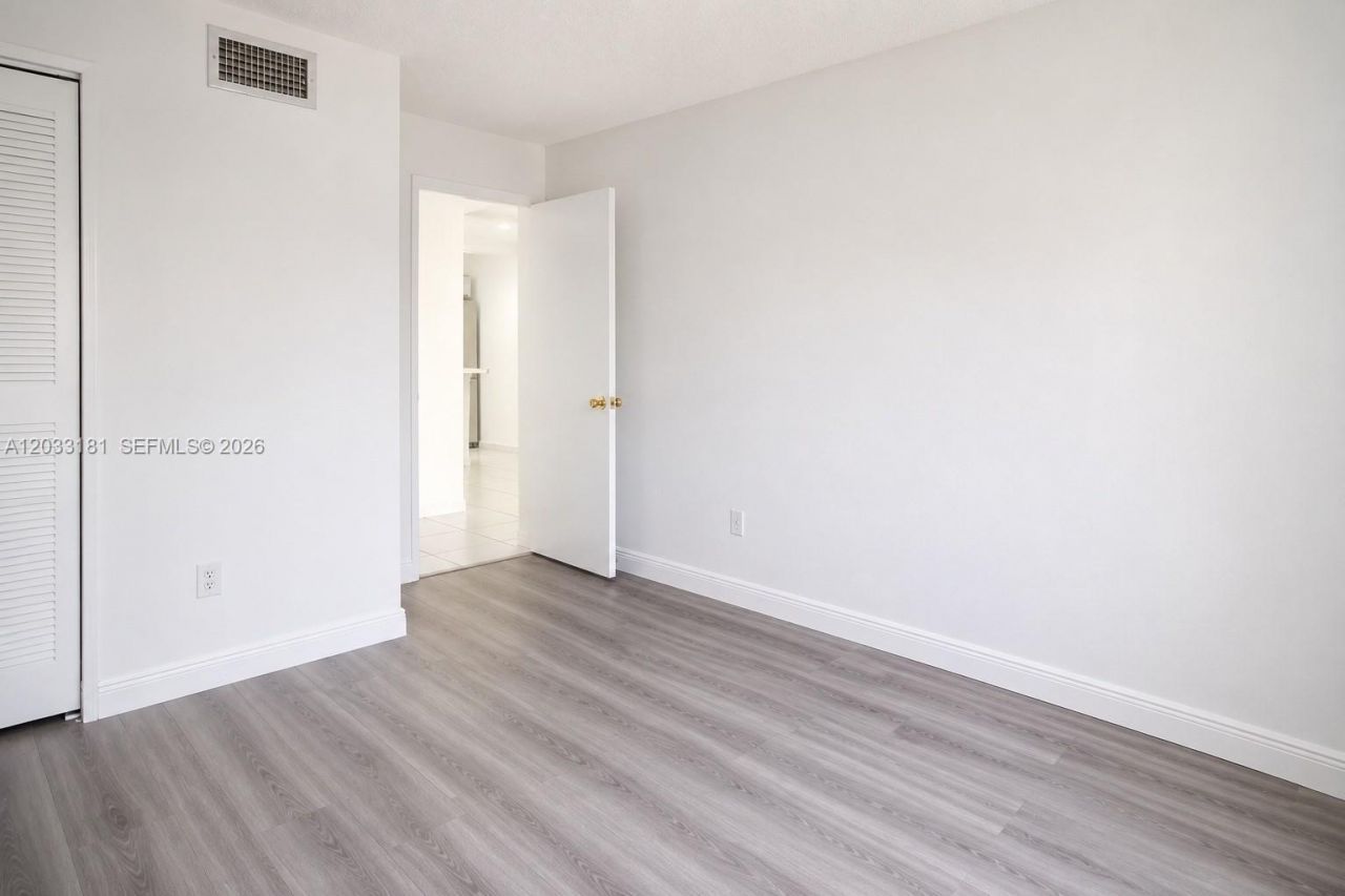 240 W Park Dr , Unit 205-4, Miami, FL 33172 Photo