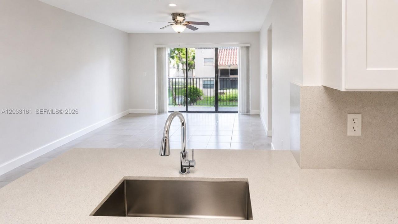 240 W Park Dr , Unit 205-4, Miami, FL 33172 Photo