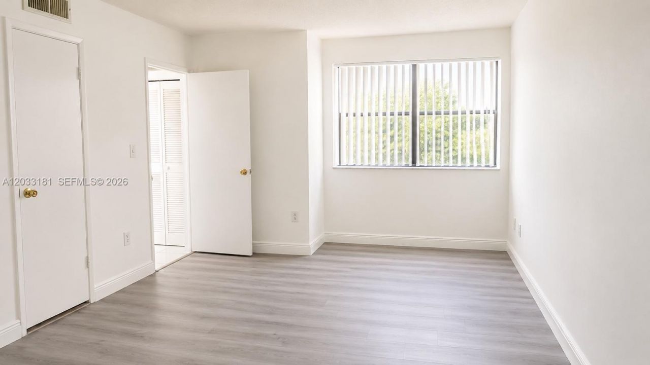240 W Park Dr , Unit 205-4, Miami, FL 33172 Photo