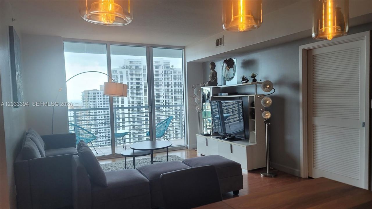 325 S Biscayne Blvd , Unit 3321, Miami, FL 33131 Photo