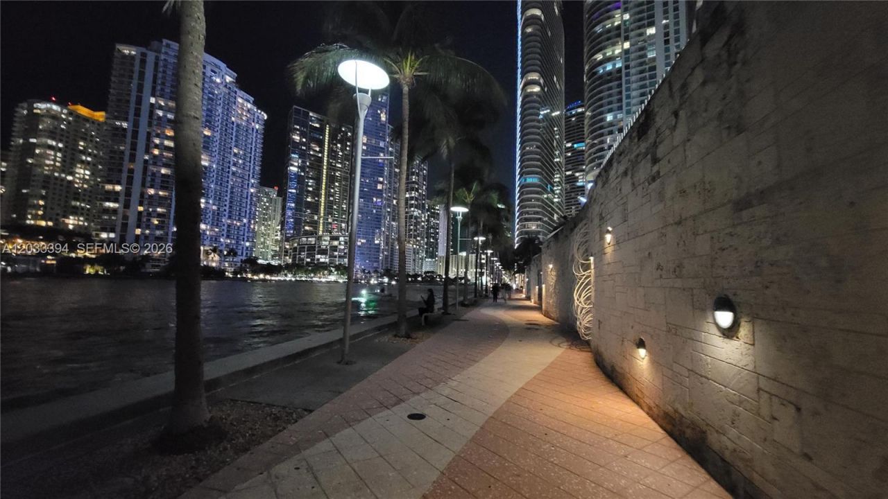 325 S Biscayne Blvd , Unit 3321, Miami, FL 33131 Photo
