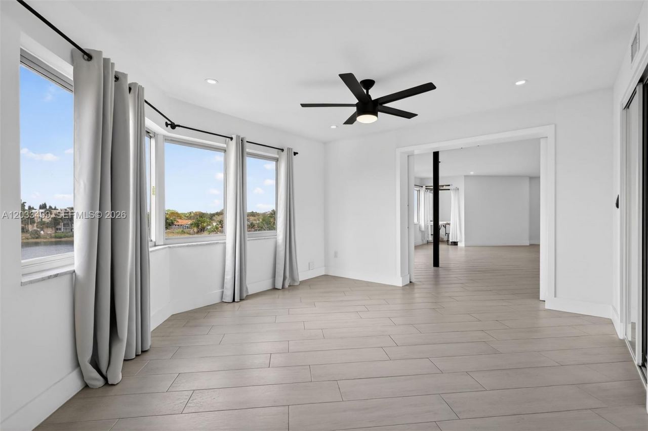 877 NE 195th St , Unit 422, Miami, FL 33179 Photo