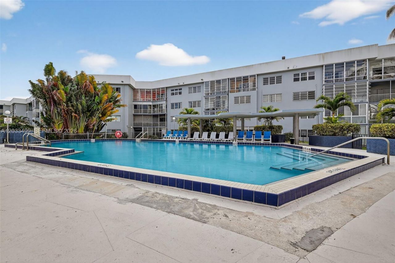 877 NE 195th St , Unit 422, Miami, FL 33179 Photo