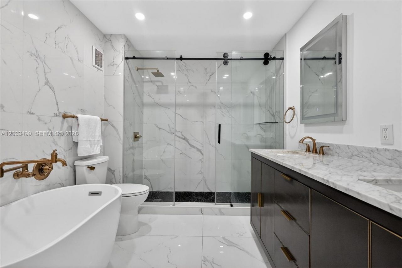 877 NE 195th St , Unit 422, Miami, FL 33179 Photo