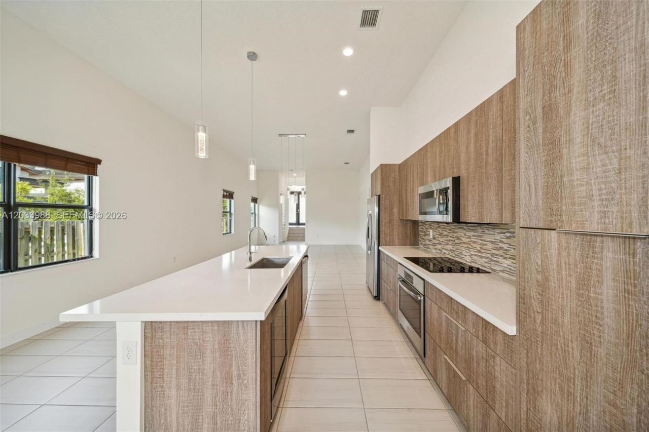 7635 NW 103rd Pl , Doral, FL 33178 Photo