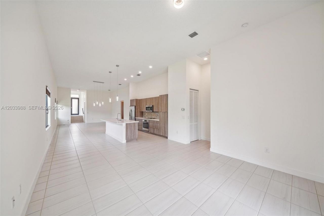 7635 NW 103rd Pl , Doral, FL 33178 Photo