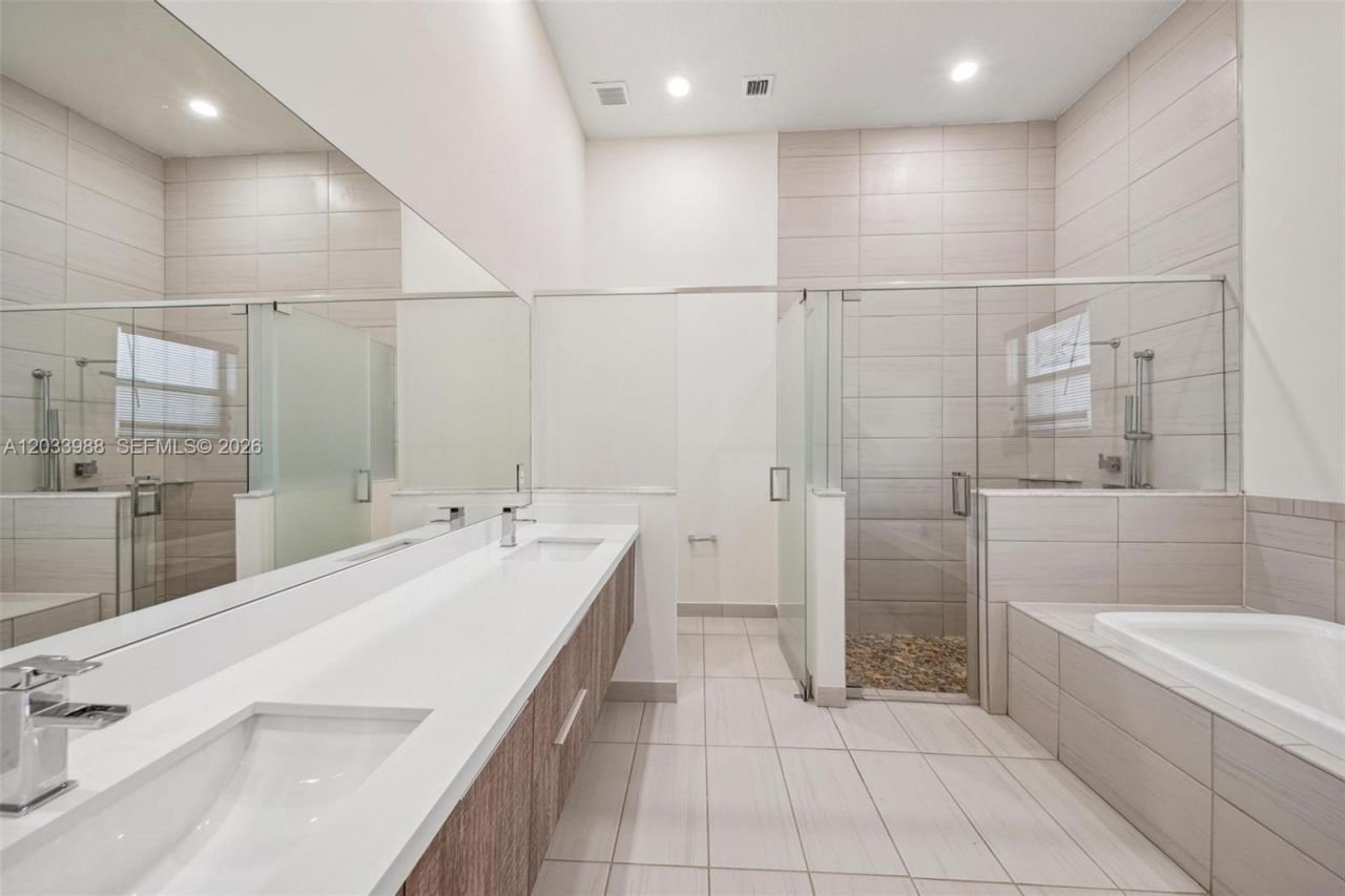 7635 NW 103rd Pl , Doral, FL 33178 Photo