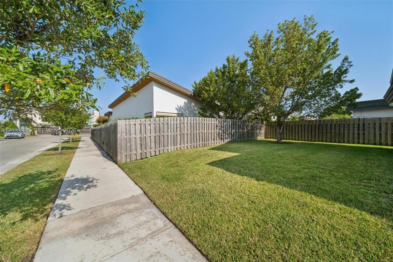 7635 NW 103rd Pl , Doral, FL 33178 Photo