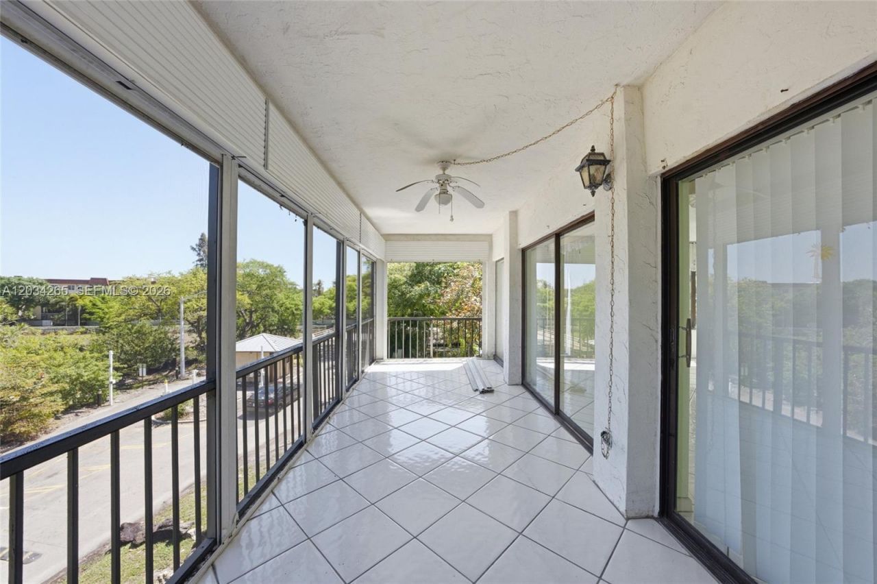 6010 S Falls Cir Dr , Unit 323, Lauderhill, FL 33319 Photo