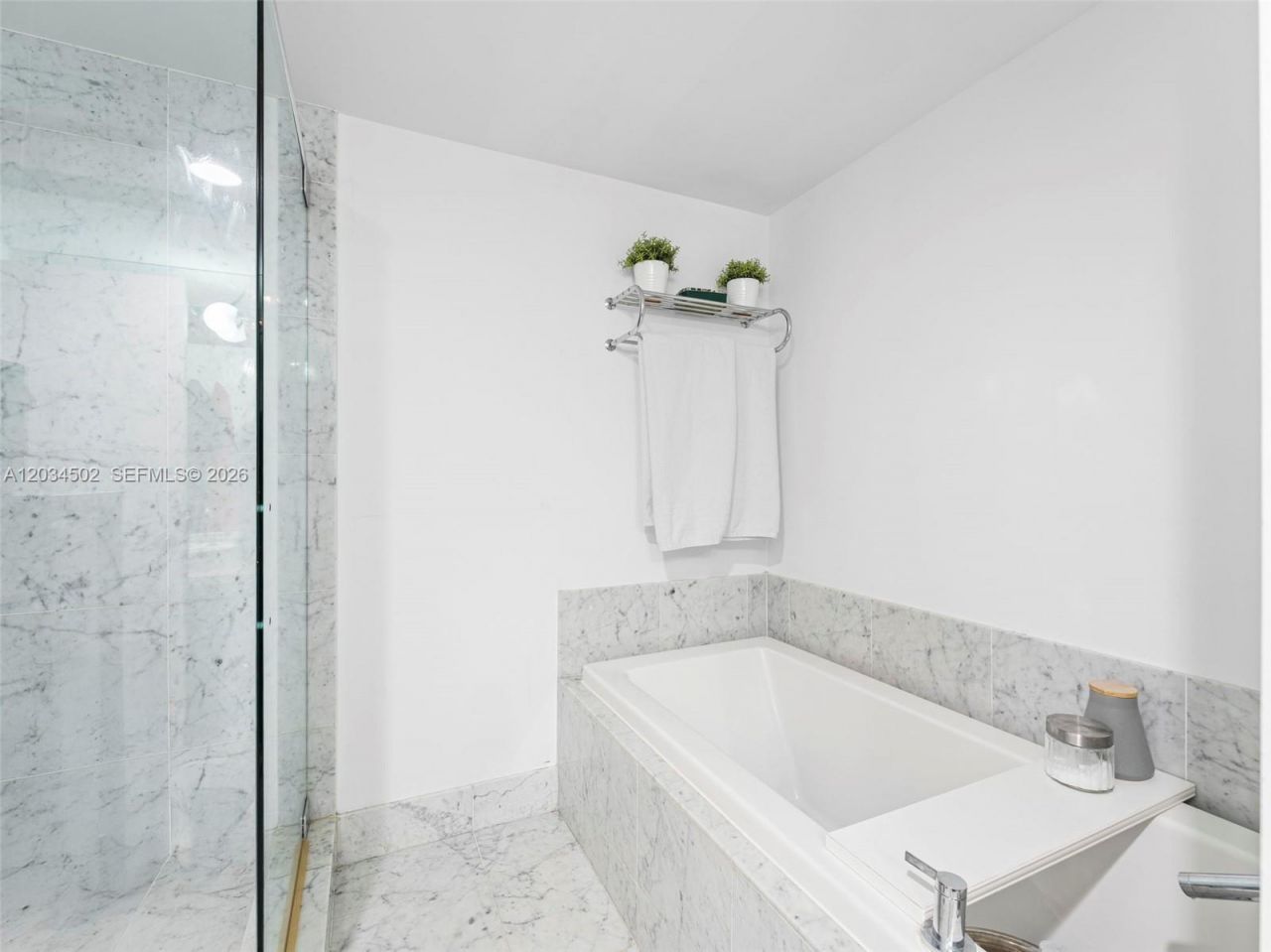 253 NE 2nd St , Unit 1801, Miami, FL 33132 Photo