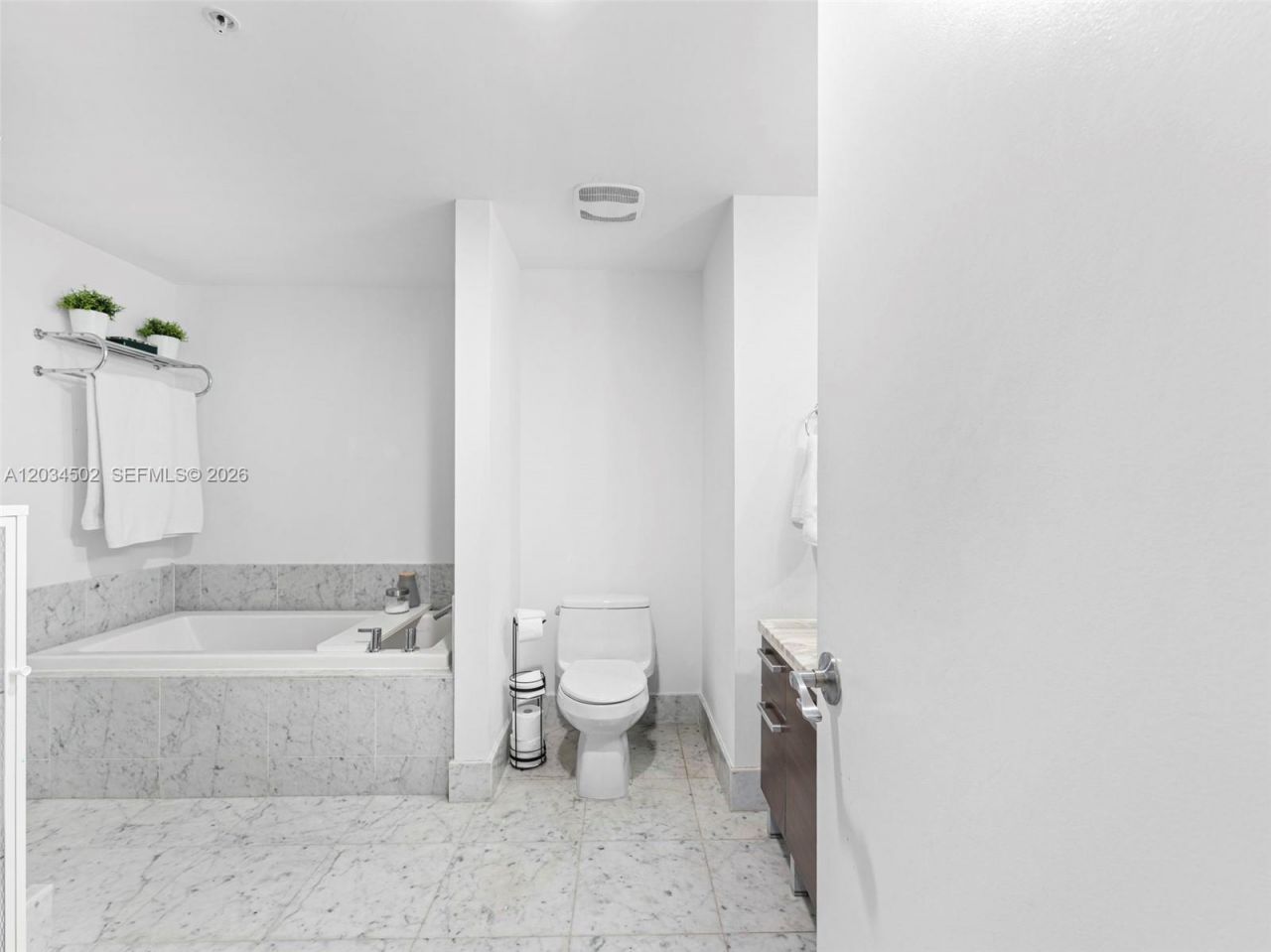 253 NE 2nd St , Unit 1801, Miami, FL 33132 Photo