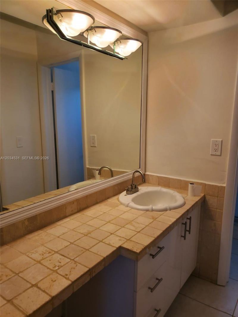 851 NE 14th Ave , Unit 414, Hallandale Beach, FL 33009 Photo