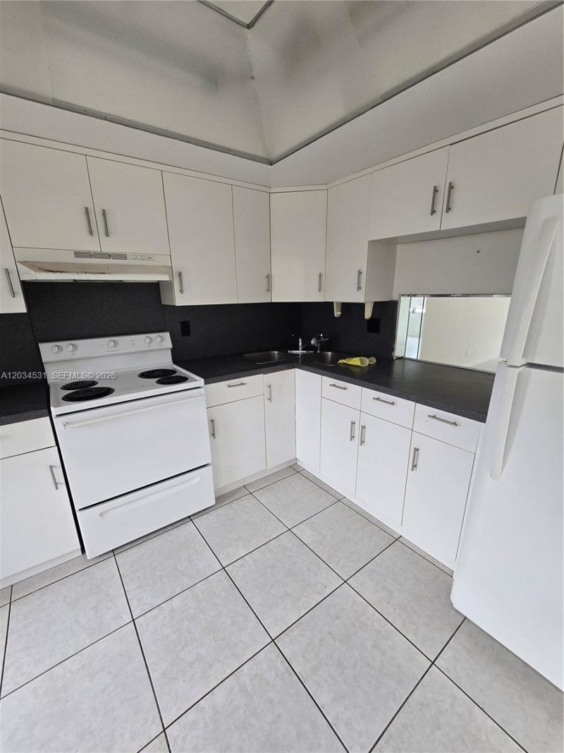851 NE 14th Ave , Unit 414, Hallandale Beach, FL 33009 Photo