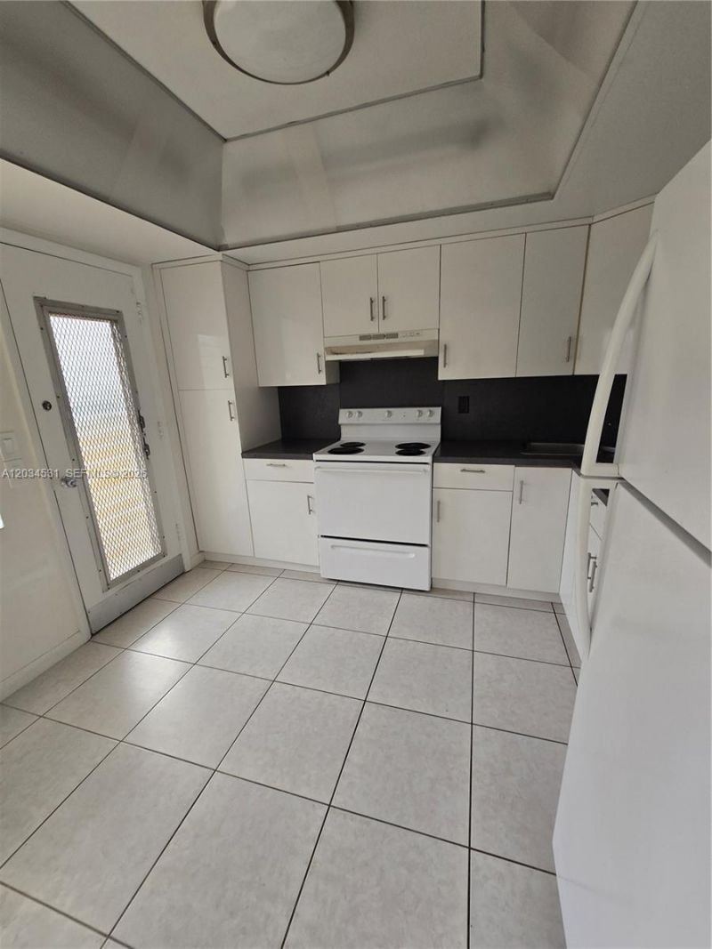 851 NE 14th Ave , Unit 414, Hallandale Beach, FL 33009 Photo
