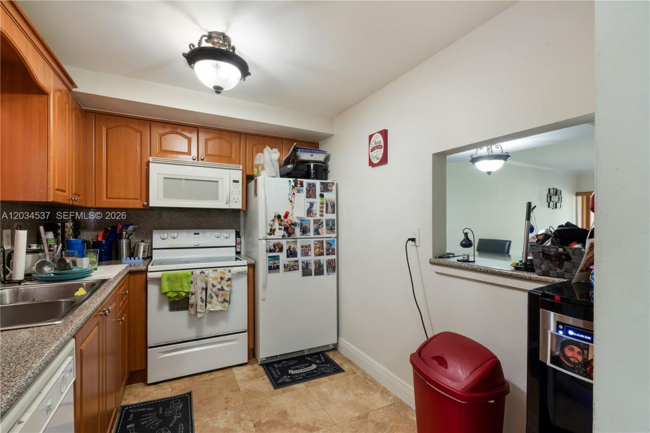 9371 Fontainebleau Blvd, Unit I204, Miami, FL 33172 Photo