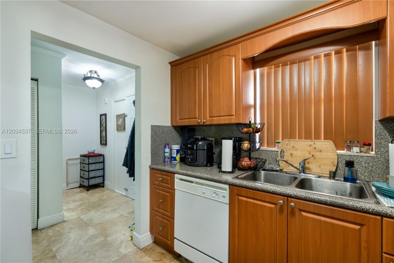 9371 Fontainebleau Blvd, Unit I204, Miami, FL 33172 Photo
