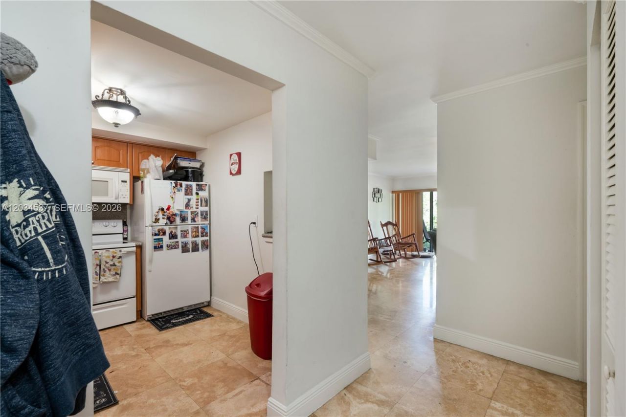 9371 Fontainebleau Blvd, Unit I204, Miami, FL 33172 Photo