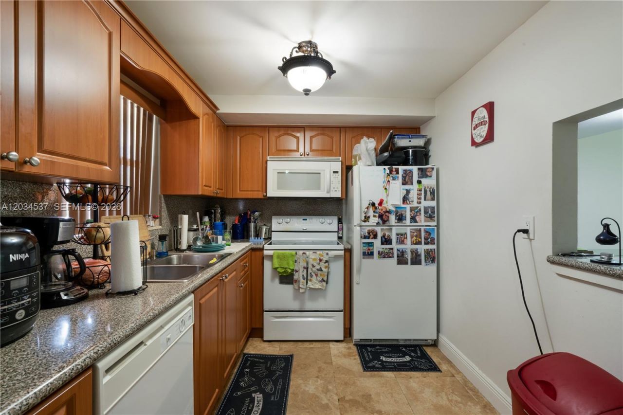 9371 Fontainebleau Blvd, Unit I204, Miami, FL 33172 Photo